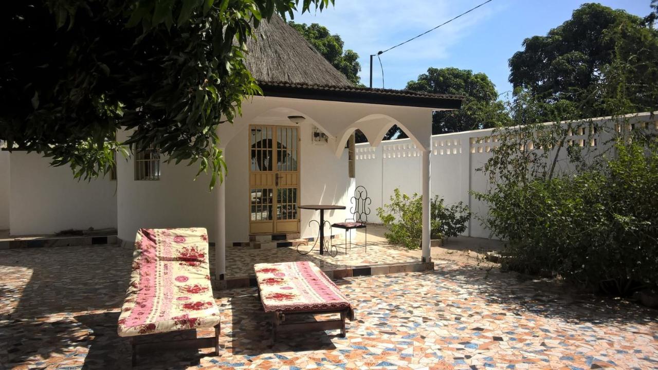 The White House Lodges Brufut Bagian luar foto